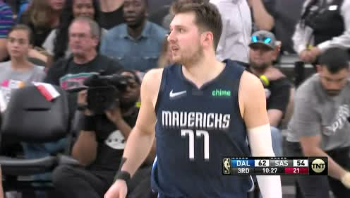 【NBA集锦】史密斯禁区腾空暴扣砸进 东契奇抱头庆祝