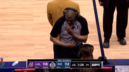 【NBA集锦】着实是累惨了！詹姆斯靠在篮架休息+发球低级失误