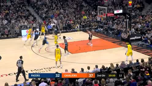 【NBA集锦】跑也跑晕你！霍勒迪绕过防守直杀内线飞身上篮防不胜防