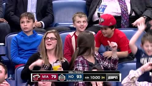 【NBA集锦】全场沸腾 霍勒迪连线锡安接球过人双臂炸筐