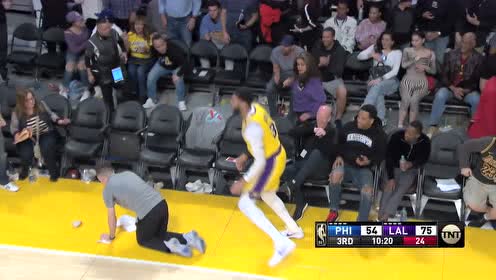 【NBA集锦】米德尔顿三分二连击 浓眉为救球直接扑向观众席人仰马翻