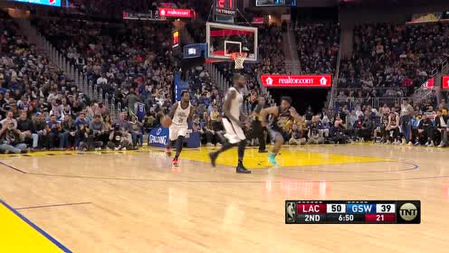 【NBA集锦】越打越轻松 莱昂纳德轻松过掉对手完成单臂劈扣