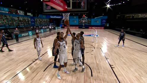 【NBA集锦】你已落地我还在滞空 富尔茨悬停打成2+1