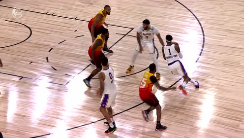 【NBA集锦】蓄力拉满直接起飞 浓眉哥冲天隔扣对手！