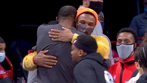 【NBA集锦】杜兰特赛后与韦少交流近1分钟 欢声笑语激动相拥！