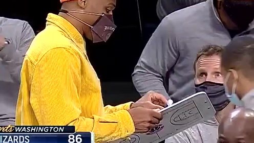 【NBA集锦】抢教练饭碗！威少场边拿战术板指挥