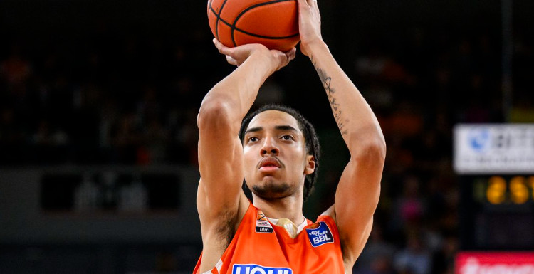 诺亚-埃森格打什么位置